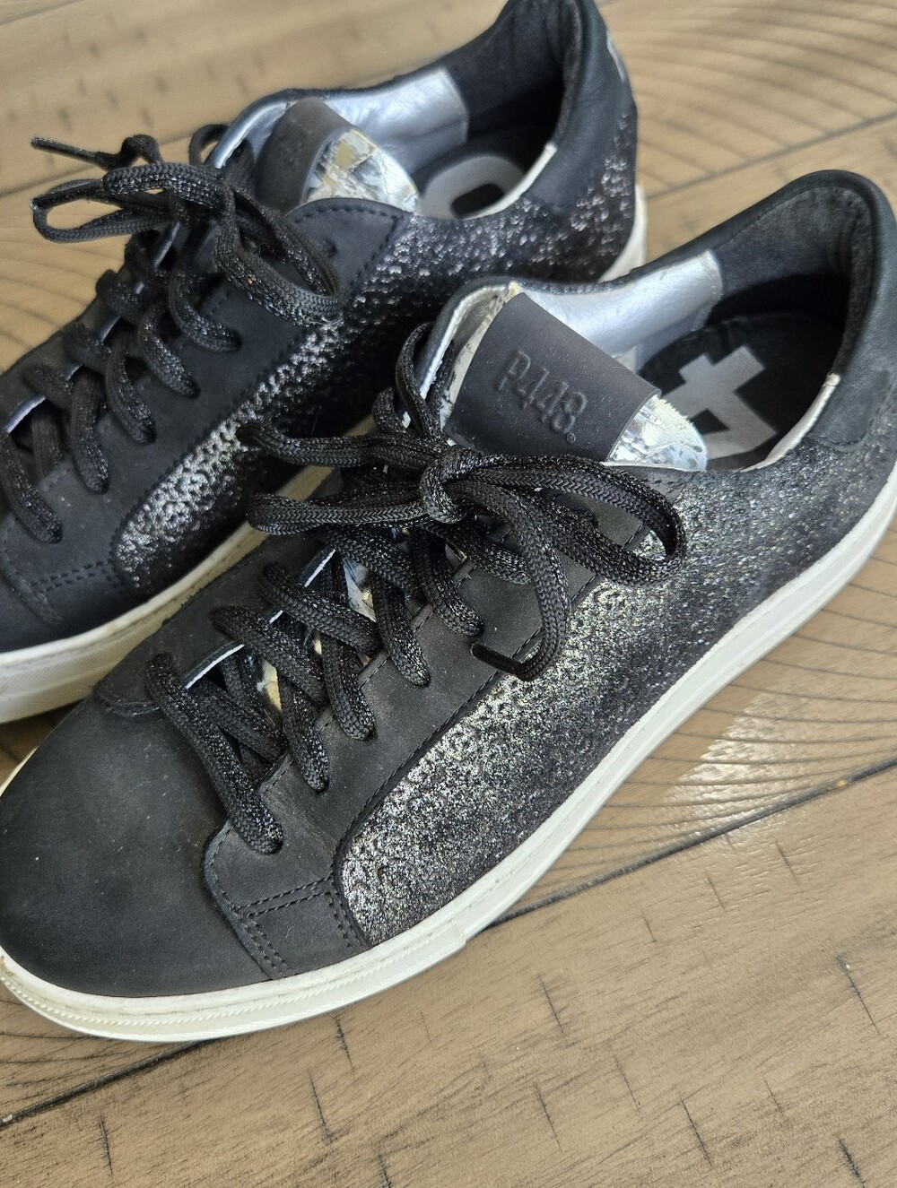 P448. Black Shimmer Low-Top Women's Sneakers